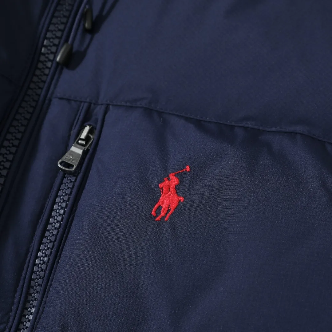 P660 #R54 Ralph Lauren/Ralph Lauren hooded down jacket (top quality, feel free to compare), using imported Barudan embroidery machine, carefully crafted with thousands of needles electric embroidery technology. Imported No. 7 needles and special embroidery thread ensure that every letter of the polo logo is full, three-dimensional and clear, creating the "most expensive embroidery logo" that can be called a work of art. Top-notch velvet core, luxurious warmth. Filled with national standard 80% high-quality white duck down, bringing excellent thermal insulation performance. At the same time, it is lightweight and can quickly regain its fluffiness after compression, bringing you a warm embrace without burden and resisting the harsh winter. Technical fabrics, no fear of wind and snow •Long-lasting fluffy and shape-retaining: High-quality filling ensures that the down jacket is not easy to stiffen and keeps you warm for a long time. •Strict anti-velvet technology: Using 400T gall fabric with pinhole retraction technology, it fundamentally eliminates the phenomenon of velvet leakage and makes wearing more secure. •All-round protective experience: Windproof and waterproof matte fabric, combined with an adjustable hem with a built-in drawstring buckle, can effectively lock in temperature and cold, and cope with changeable weather. Perfect details, creating a classic •Original electroplated YK zipper, smooth and durable, with brand texture highlighted in every detail. •Detachable hood design, one garment can be worn multiple times to meet different occasions and outfit needs. •Original hangtag and washed label, quality guaranteed. Five colors come together for couples to enjoy together: black is cool, beige is gentle, navy is calm, khaki is retro, and green is fresh. Available in five colors, the same style for men and women, it can be worn perfectly as a couple's outfit or a personalized item, becoming an indispensable fashion equipment on the streets in winter. Color: black, khaki, navy blue, army green, beige Size: S M L 66 67